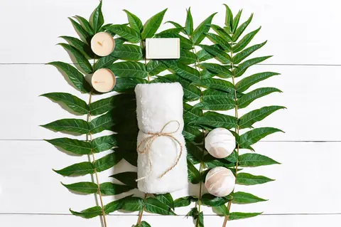 Pain de shampoing solide posé sur un porte-savon en bois
