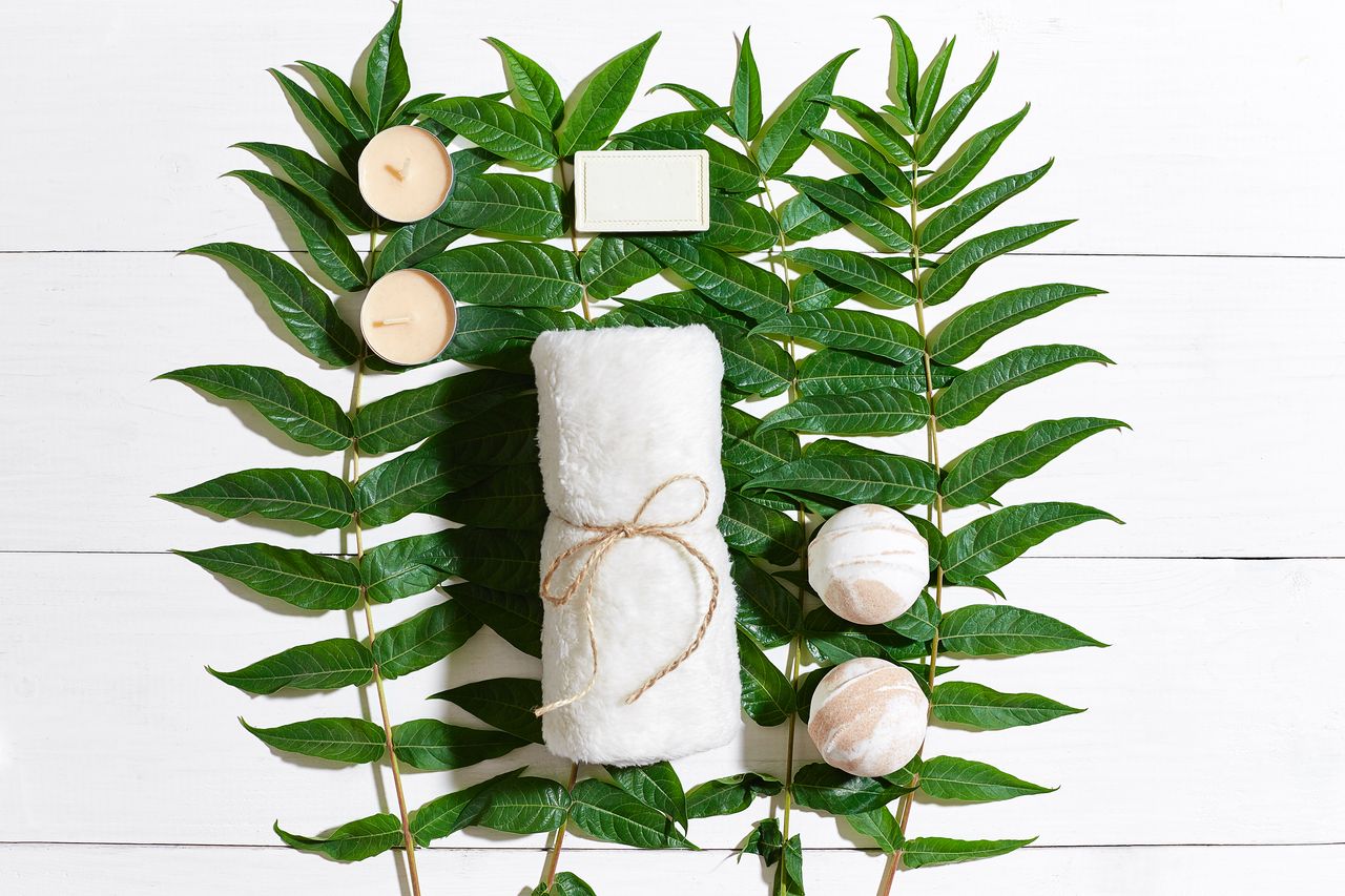 Pain de shampoing solide posé sur un porte-savon en bois