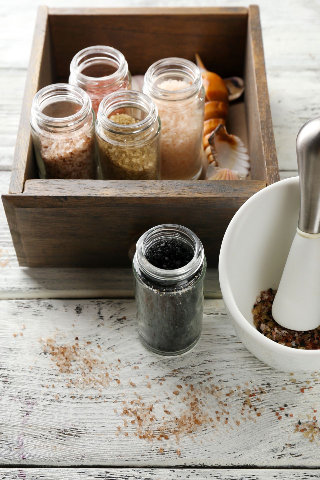 Quatre bocaux de produits ménagers : vinaigre blanc, bicarbonate, savon noir, cristaux de soude